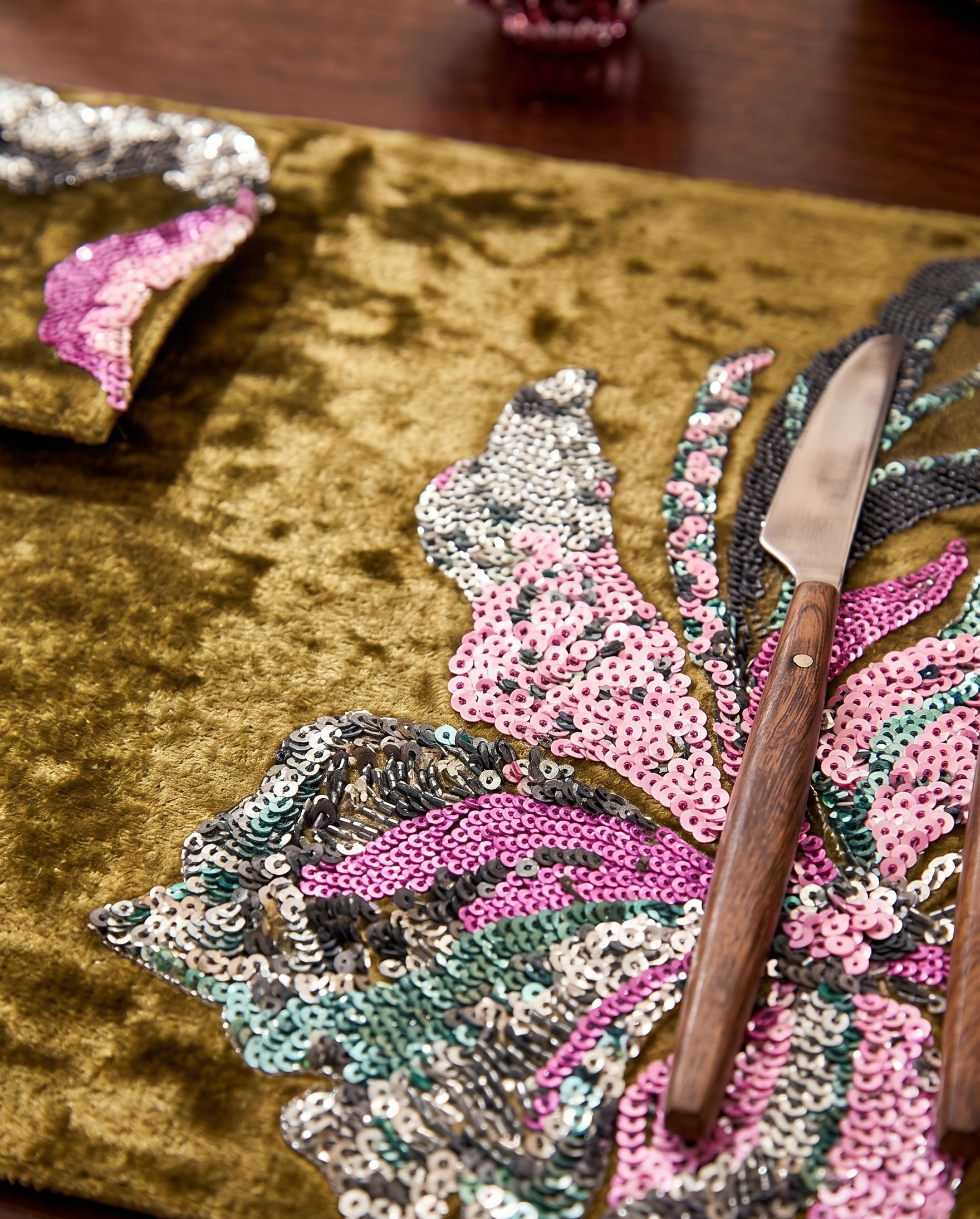 Gilded Orchid Sequin Table Mat (Pack of 6) – Table Mat by Grandeur